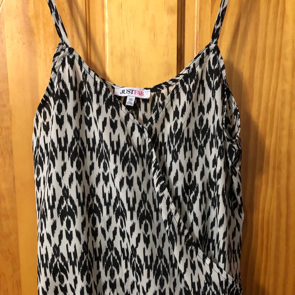 NWOT JustFab black/white print Sleeveless top